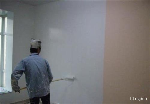 刷墙涂料如何洗掉（有效清洗涂料的方法）