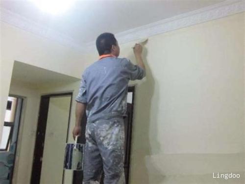 墙面打磨刷漆（墙面打磨刷漆的具体步骤和技巧）