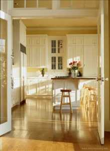 如果客厅和厨房在门口两边怎么办如果客厅还有个门柜如何装修设计