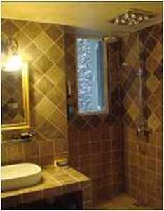 后现代奢华三居室卫生间浴缸效果图